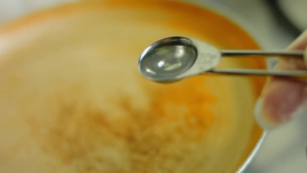 在锅里放一汤匙油 宏观射击 — 图库视频影像