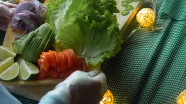 Cuisinier Apporte Légumes Frais Danses — Video