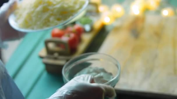 Chef Apporte Fromage Mayonnaise Danses — Video