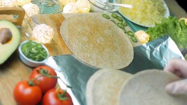 Der Koch Arrangiert Ein Paar Tortillas Auf Dem Kochtisch — Stockvideo
