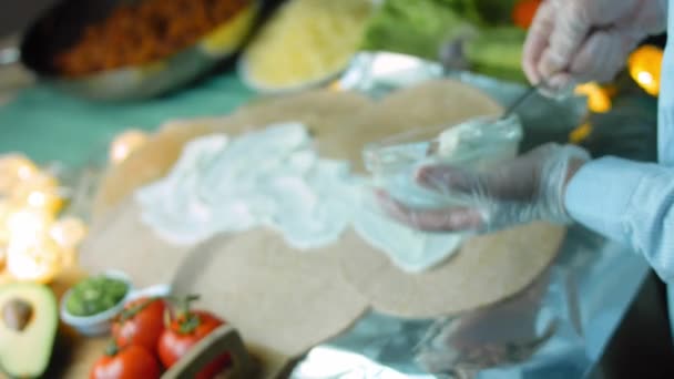 Kochen Sie Die Sahne Mit Ein Paar Tortillas Auf Dem — Stockvideo