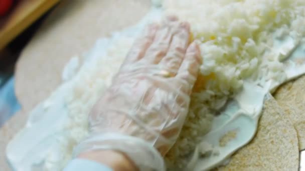 Bucătarul Toarnă Orez Fiert Peste Burrito — Videoclip de stoc