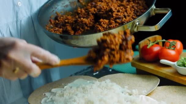 Koki Menuangkan Daging Sapi Chorizo Atas Burrito — Stok Video