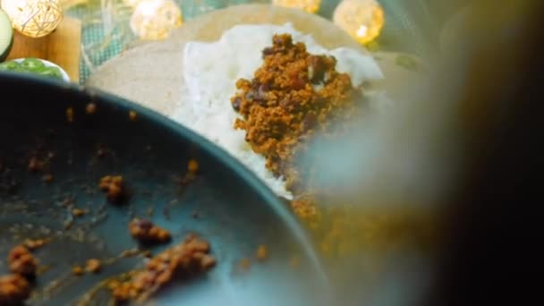 Chef Vierte Chorizo Ternera Sobre Burrito — Vídeos de Stock
