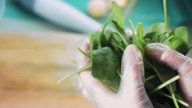 Şef masaya bir sürü ıspanak fırlatır..