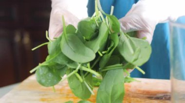 Şef masaya bir sürü ıspanak fırlatır..