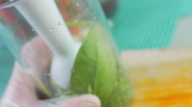 Şef ıspanağı karıştırır. Makro çekim.