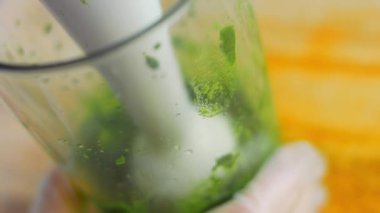 Şef ıspanağı karıştırır. Makro çekim.