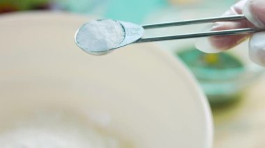 Tortilla malzemelerinin üzerine bir çorba kaşığı tuz dök.