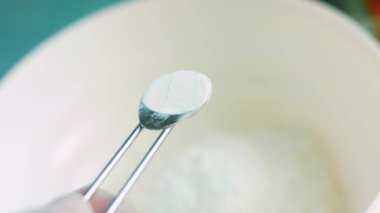 Tortilla malzemelerinin üzerine bir çorba kaşığı mısır nişastası dök..