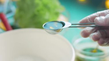 Tortilla malzemelerinin üzerine bir çorba kaşığı zeytinyağı dök..