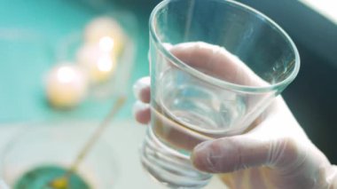 Aşçı tortilla malzemelerinin üzerine yarım bardak su döker..