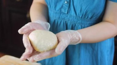Şef tortilla için hamur yoğurur.