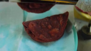 Şef fırında pişmiş kırmızı tortilla peçetesi koyar..