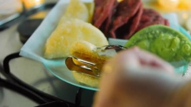 Aşçı fırında pişmiş tortilla peçetesi koyar..