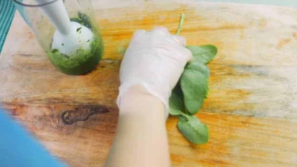 Chef Mélange Les Épinards Prise Vue Macro — Video
