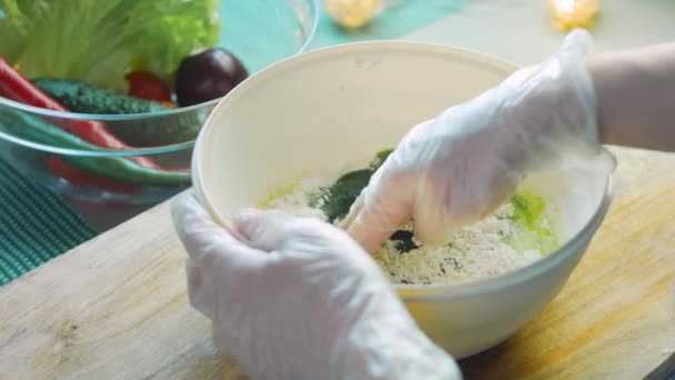 Chef Mezcla Los Ingredientes Para Las Tortillas Utilice Las Espinacas — Vídeo de stock