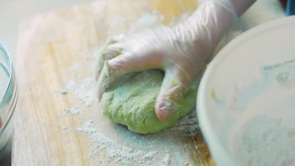 Chef Amasa Masa Para Tortillas Utilice Las Espinacas Para Obtener — Vídeo de stock