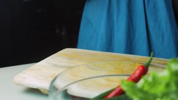 Chef Preme Farina Sul Tavolo — Video Stock
