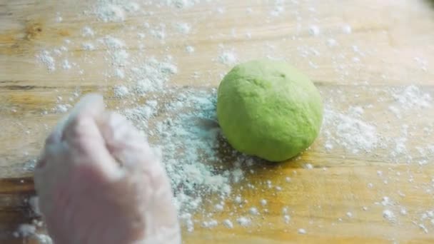 Chef Espalha Massa Verde Com Rolo — Vídeo de Stock