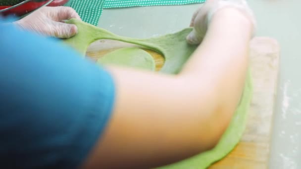 Bucătarul Formează Aluat Rotund Din Aluatul Verde Castron Transparent — Videoclip de stoc