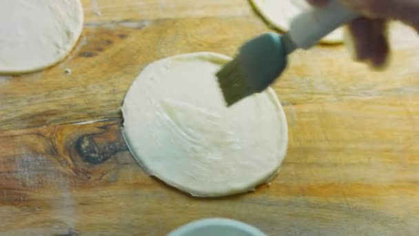 Šéfkuchař Namaže Kulaté Tortilla Těsto Olejem — Stock video