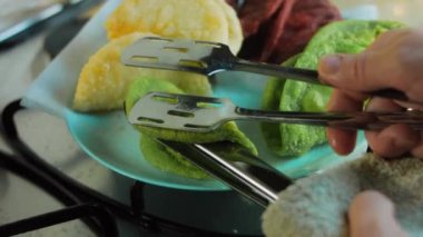 Aşçı fırında pişmiş yeşil tortilla peçetesi koyar..