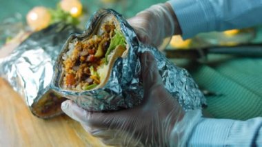 Avokado ve sucuklu büyük boy burrito. Romantik bir ortamda çekim yapmak. Makro çekim.