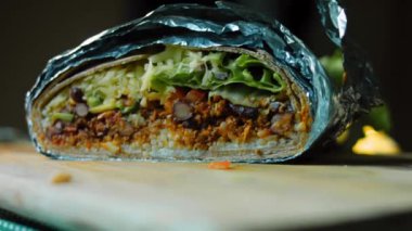 Avokado ve sucuklu büyük boy burrito. Romantik bir ortamda çekim yapmak. Makro çekim.