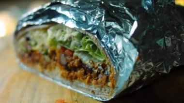 Avokado ve sucuklu büyük boy burrito. Romantik bir ortamda çekim yapmak. Makro çekim.