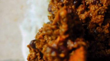 Şef burrito 'nun üzerine dana sucuğu döküyor..