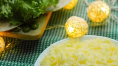 Şef burrito üzerine avokado slaytları düzenler..