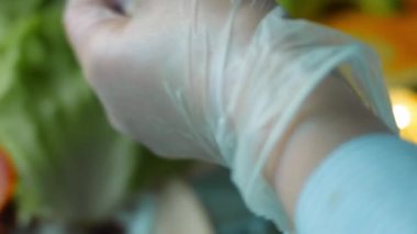 Şef kırmızı soğan dilimlerini burrito üzerine yerleştirir..