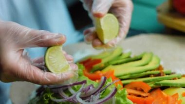 Şef burrito 'nun üzerine meyve suyu dökmek için limon ezer..