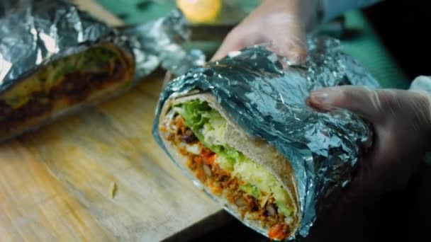 Zeer Grote Burrito Met Avocado Chorizo Vlees Filmen Een Romantische — Stockvideo