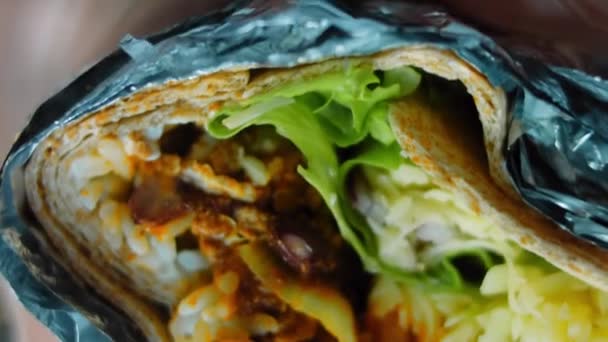 Πολύ Μεγάλο Burrito Αβοκάντο Και Chorizo Κρέας Ταινίες Ρομαντικό Περιβάλλον — Αρχείο Βίντεο