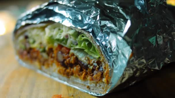 Burrito Foarte Mare Avocado Carne Chorizo Filmare Într Cadru Romantic — Videoclip de stoc