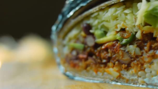 Très Grand Burrito Avec Viande Avocat Chorizo Tournage Dans Cadre — Video