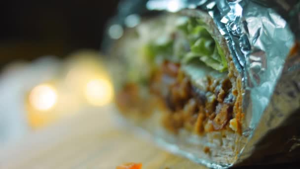 Burrito Muy Grande Con Carne Aguacate Chorizo Filmación Ambiente Romántico — Vídeos de Stock