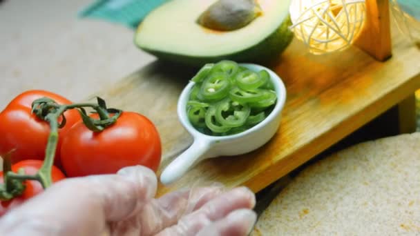 Chef Prensó Pimientos Verdes Picantes Cortados Sobre Burrito — Vídeos de Stock