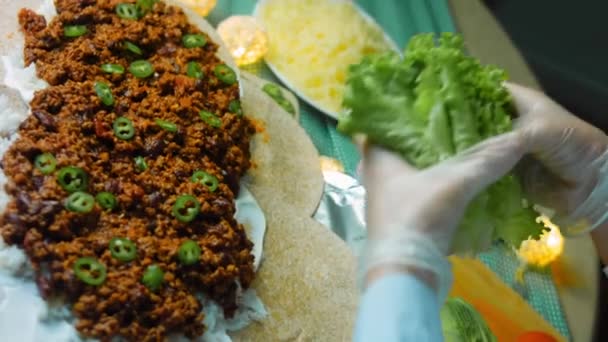 Cuoco Mette Foglie Lattuga Fresca Sopra Burrito — Video Stock