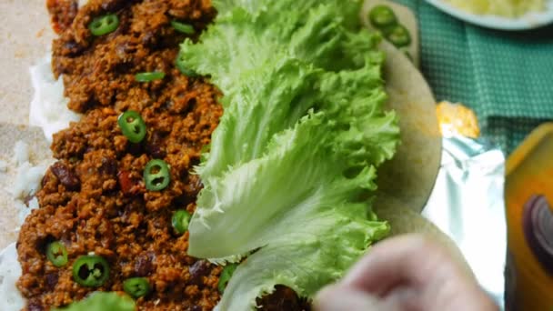 Bucătarul Pune Frunze Proaspete Salată Peste Burrito — Videoclip de stoc