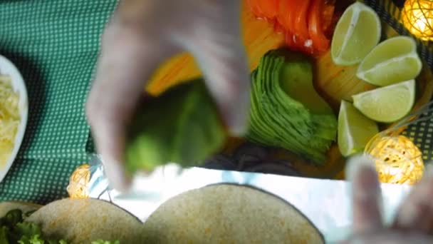 Bucătarul Aranjează Alunecările Avocado Peste Burrito — Videoclip de stoc