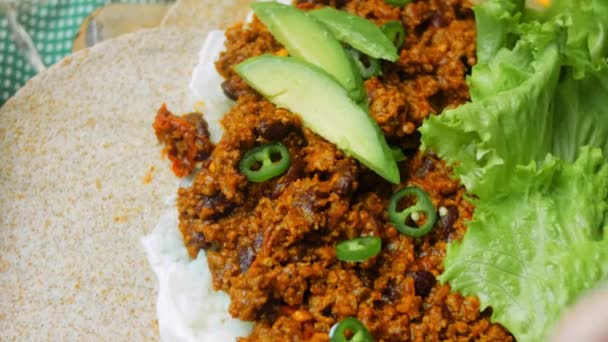 Chef Organiza Los Toboganes Aguacate Sobre Burrito — Vídeos de Stock