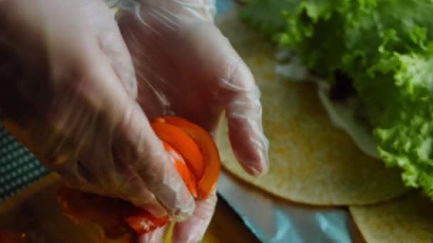 Der Koch Arrangiert Die Tomatenrutschen Über Den Burrito — Stockvideo