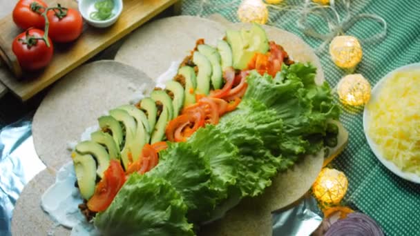 Chef Organiza Los Toboganes Tomate Sobre Burrito — Vídeos de Stock
