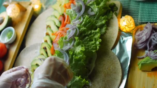 Chef Organiza Los Toboganes Cebolla Roja Sobre Burrito — Vídeo de stock