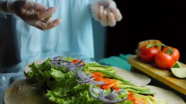 Bucătarul Zdrobește Varul Pentru Obține Suc Peste Burrito — Videoclip de stoc
