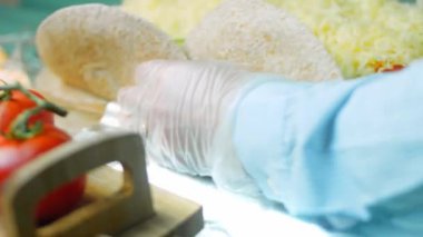 Şef çok büyük bir sünger hazırlıyor..