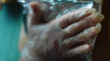 Şef alüminyum folyoyu büyük bir burritoyla hazırlıyor..